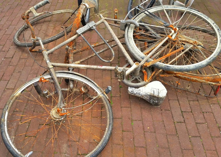 rusty-bicycles-from-canal-amsterdam