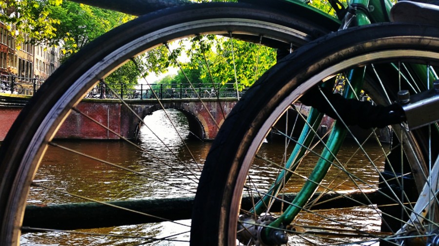 bicycles-and-bridges-amsterdam