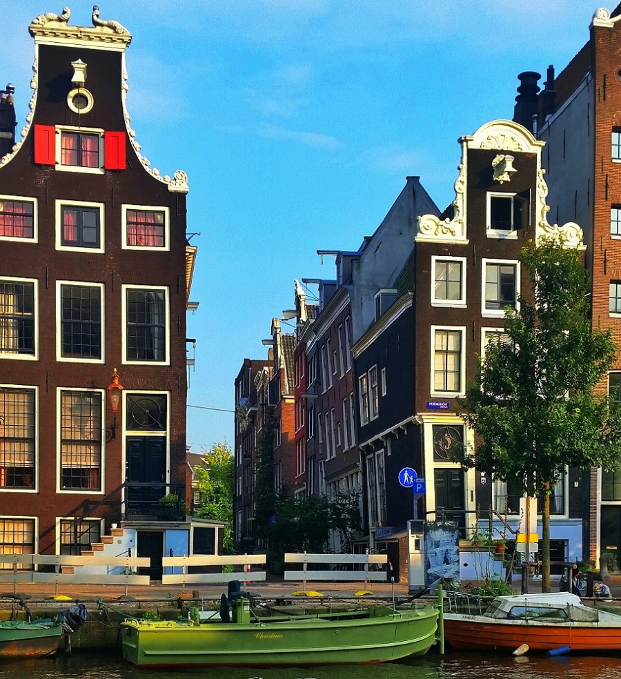 slanted-buildings-amsterdam