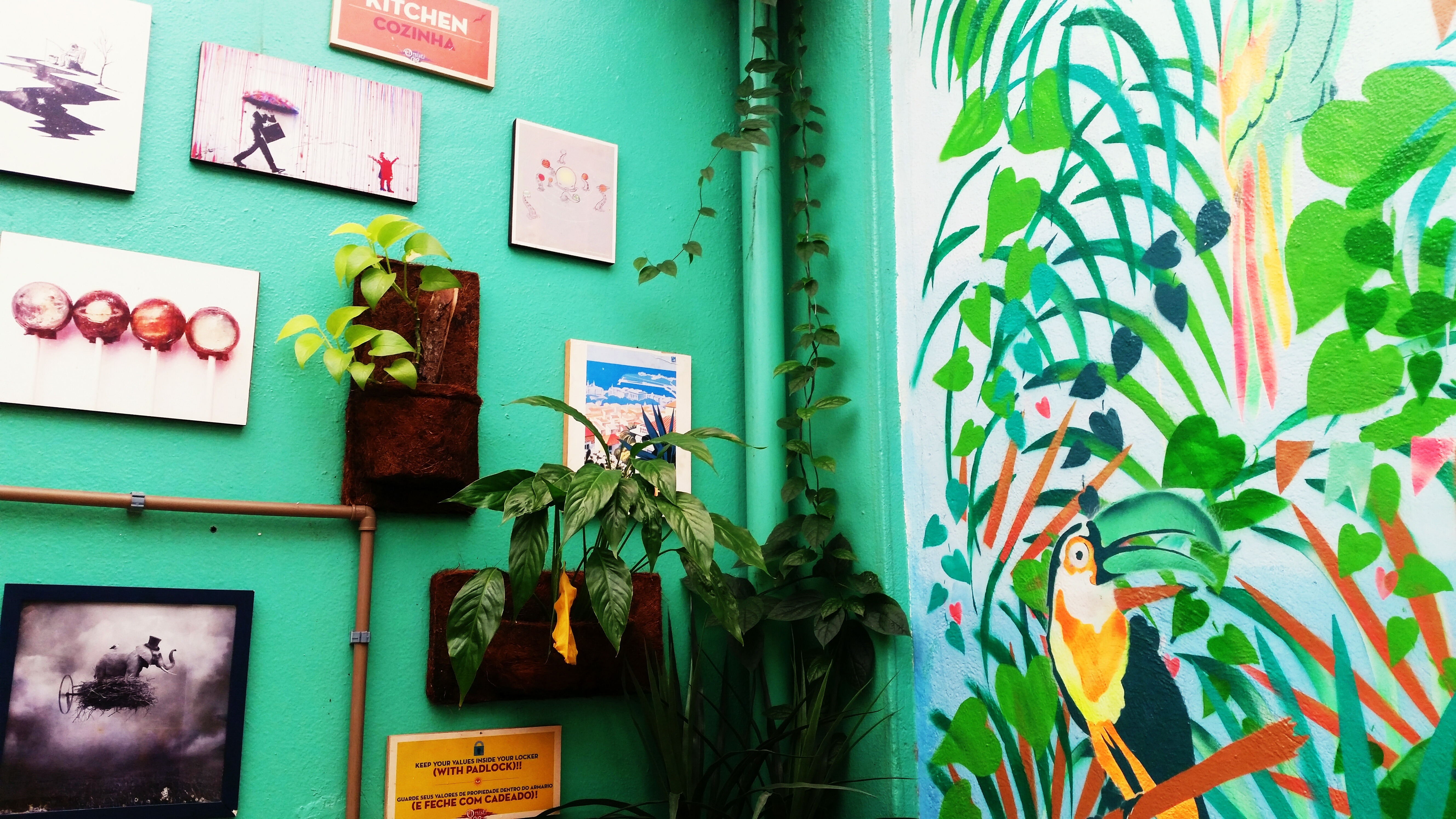 Hostel decoration ideas: Dining room at El Misti Hostel, Rio