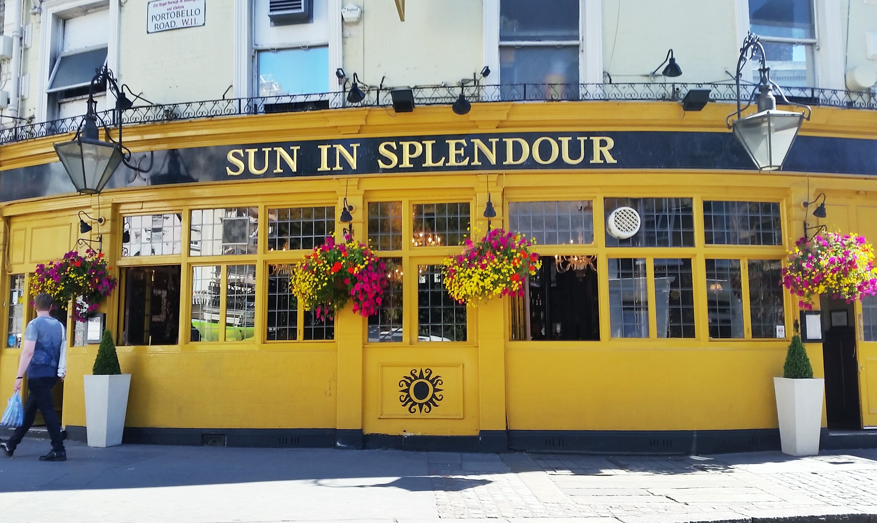 Yellow pub in Notting Hill - 20 Reasons To Travel To London In Your Twenties