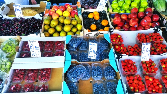 Colourful fruit stall at the Portobello Road Market | Things to do in London: A globetrotters' guide to getting blissfully lost in the backstreets of Notting Hill and Portobello Road Market.