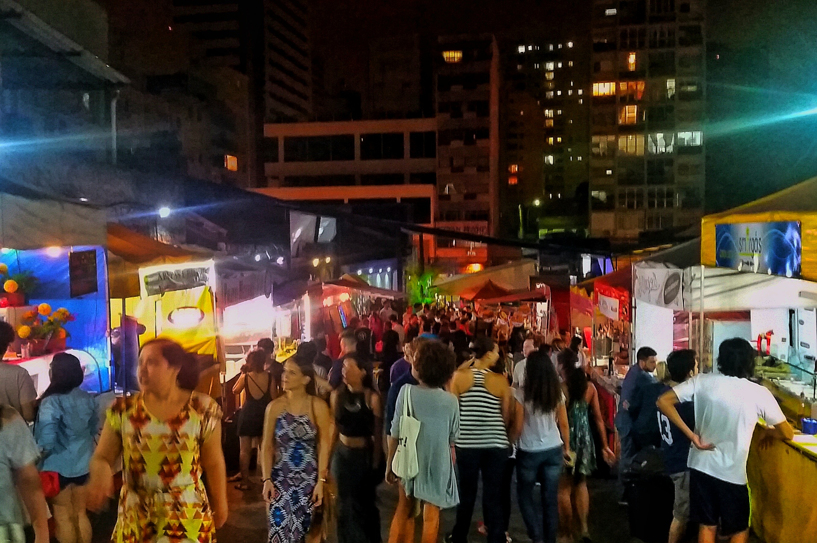 Crowds at the Calçadão Urbanoide food trucks, São Paulo