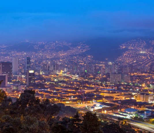 Medellin Digital Nomads: Why Medellin is the New Hotspot for Online Entrepreneurs | An insight into why Medellin is bustling with digital nomads! Whether you're in the early stages of working online or a full fledged online entrepreneur or remote employee, here's why Medellin is for you!