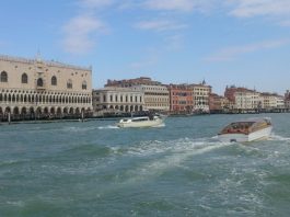 Heading to Venice & looking for some inspiration? Todays featured traveler, Eliana Pellegrino, shares her quick Venice travel tips from her recent trip. Click through to read now...