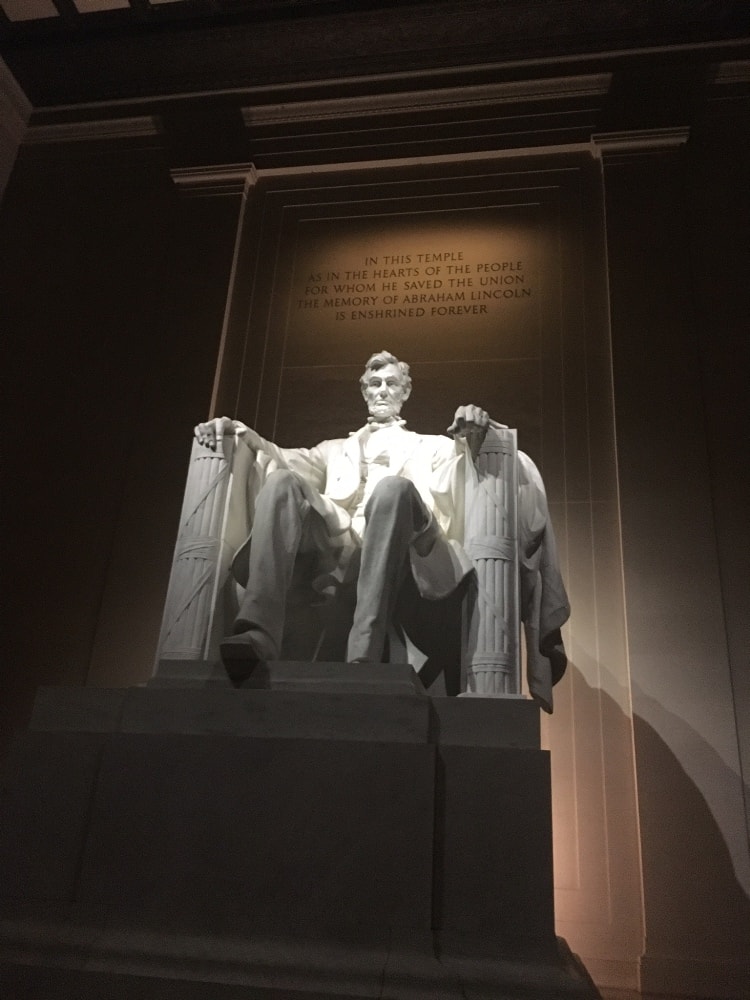 Washington, DC, Lincoln memorial by night - budget North America Travel Tips 