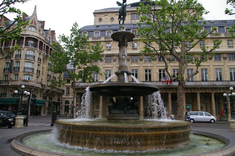 fountain - Paris travel tips