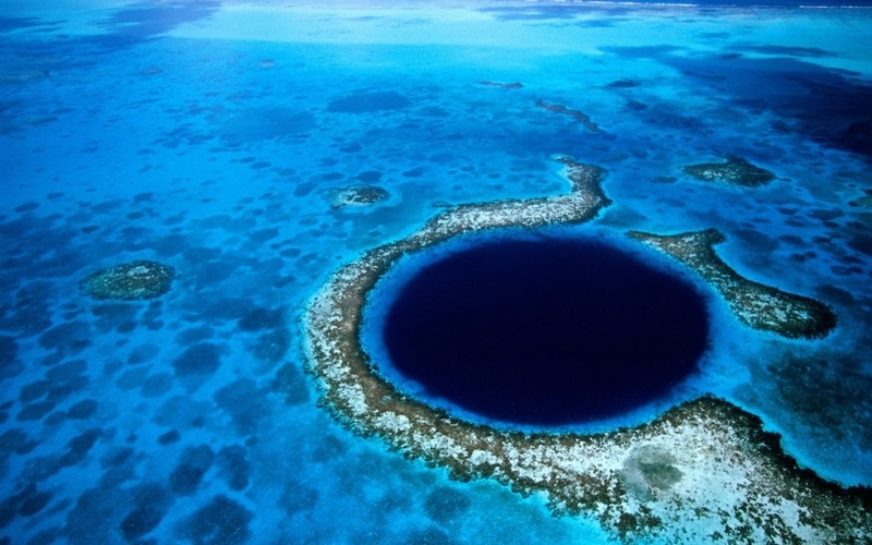 Weird places in the world - a large blue sinkhole in the middle of an ocean