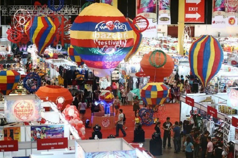 Crowded Christmas bazaar in the Philippines