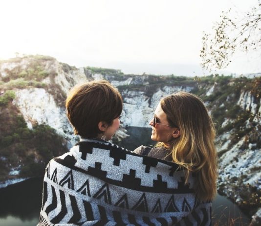 8 Tips For Stress-Free Travel During The Holidays From avoiding the busy Christmas rush to spending time with your loved ones, these 8 tips will help you enjoy a stress-free travel experience these holidays!