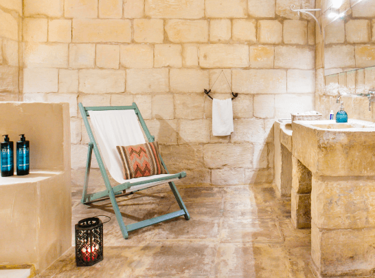 Bathroom with 18th century-style walls 