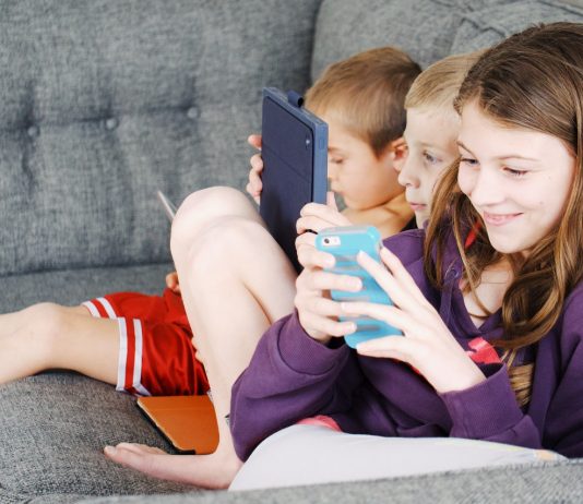 Parents: Learn How To Track The Kids Online And Offline – Apps To Use