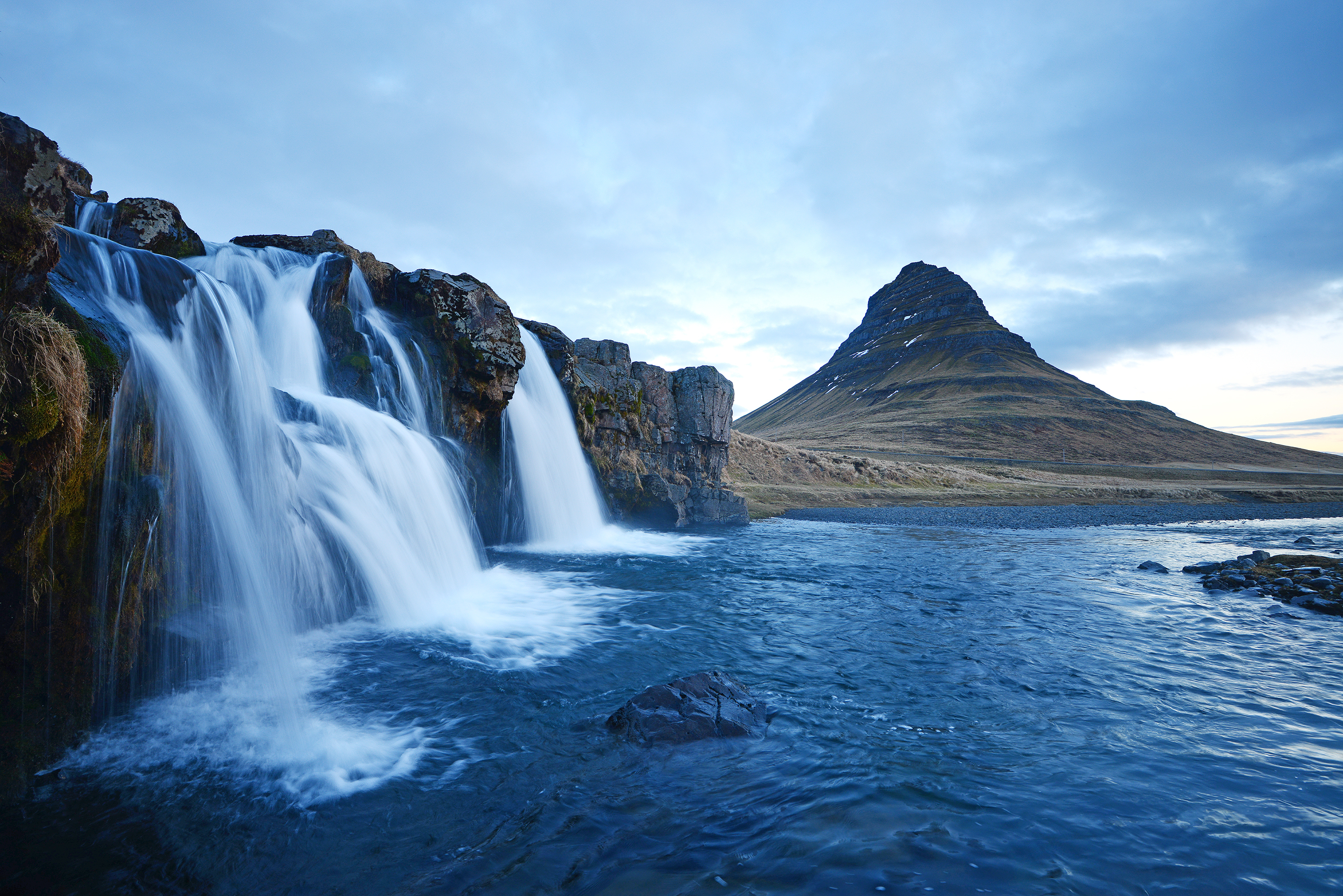 beautiful waterfalls around the world