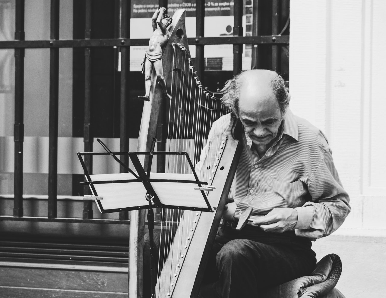 Learn to Play the Harp with These Apps